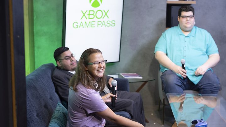 Three shoutcasters on couches.