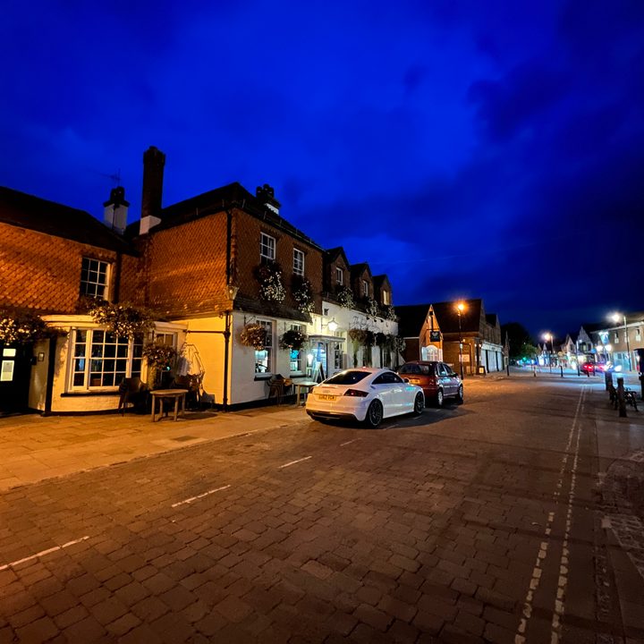 apple iphone 14 pro vs 13 camera comparison test wide night pub
