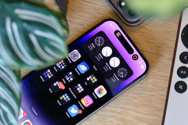 The iPhone 14 Pro's Dynamic Island showing the timer and music playing.