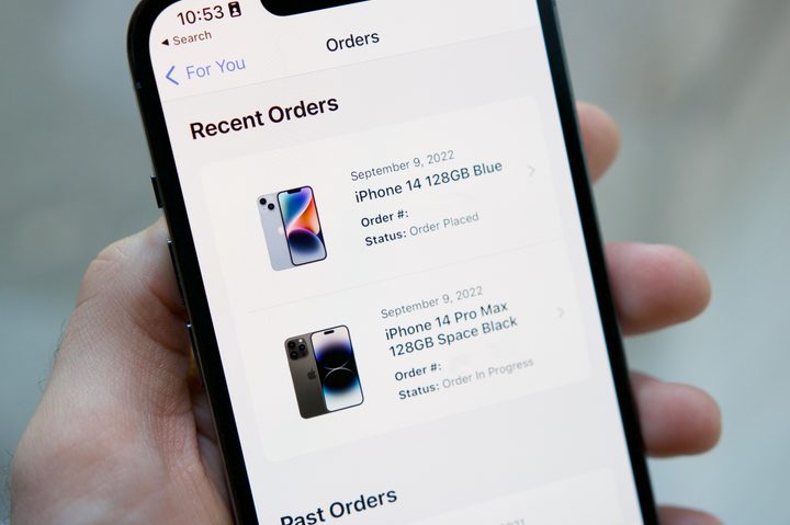 Pre-order page showing the iPhone 14.