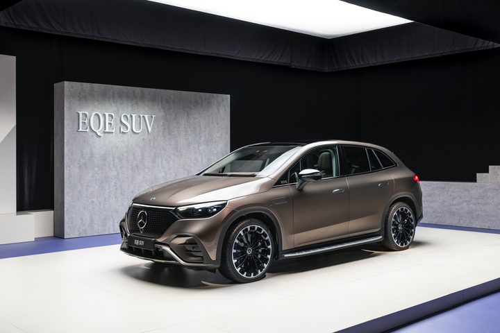 Front three quarter view of the 2023 Mercedes-Benz EQE SUV.