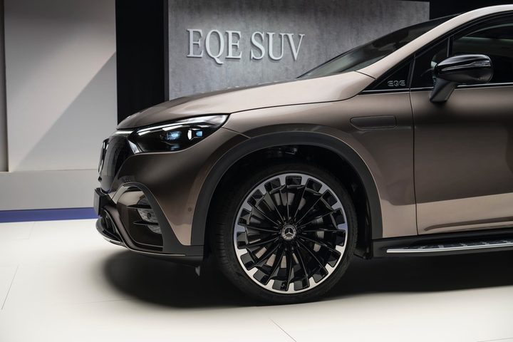 Closeup view of a 22-inch wheel on the 2023 Mercedes-Benz EQE SUV.