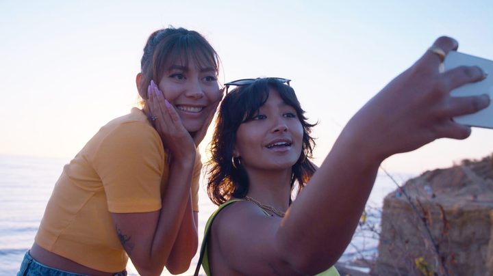 Deja Foxx and her sister pose in TikTok, Boom.