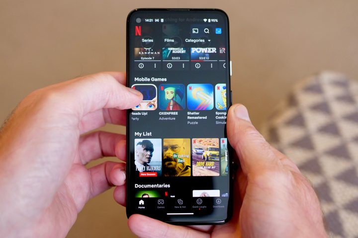 Selecting a game in Netflix Games.