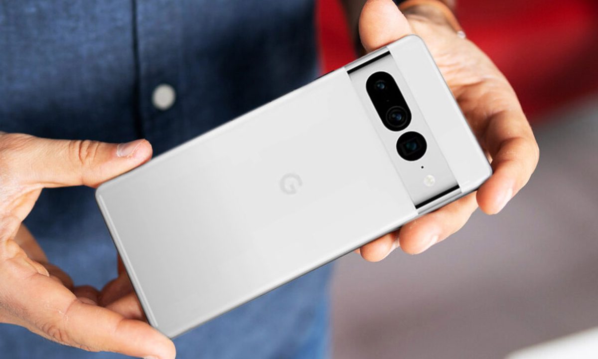 Man holding a Google Pixel 7 Pro feat image.
