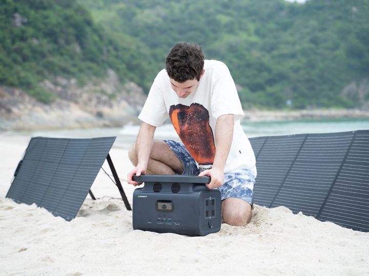 Growatt Infinity 1500 with solar panels at the beach.