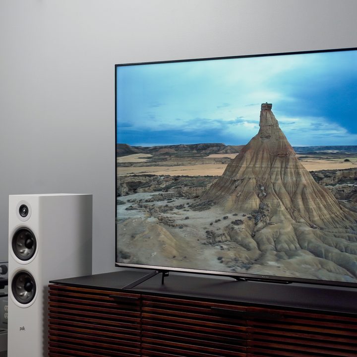 Hisense 7H TV showing a desert landscape.
