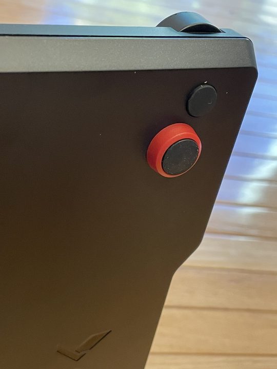 Das Keyboard 6 Pro feet.