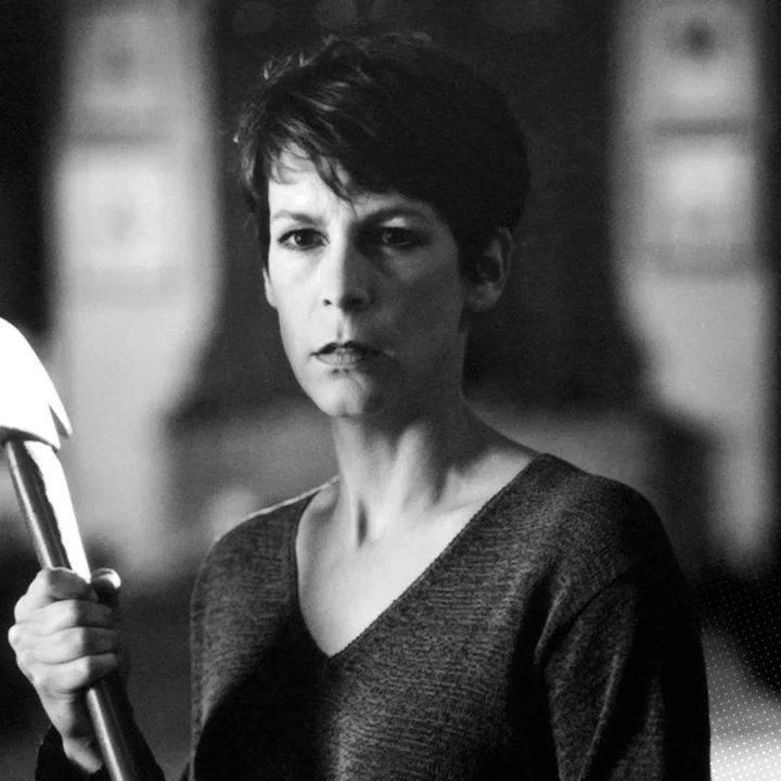 Laure Strode (Jamie Lee Curtis) wields an ax, ready to kill Michael in Halloween H20