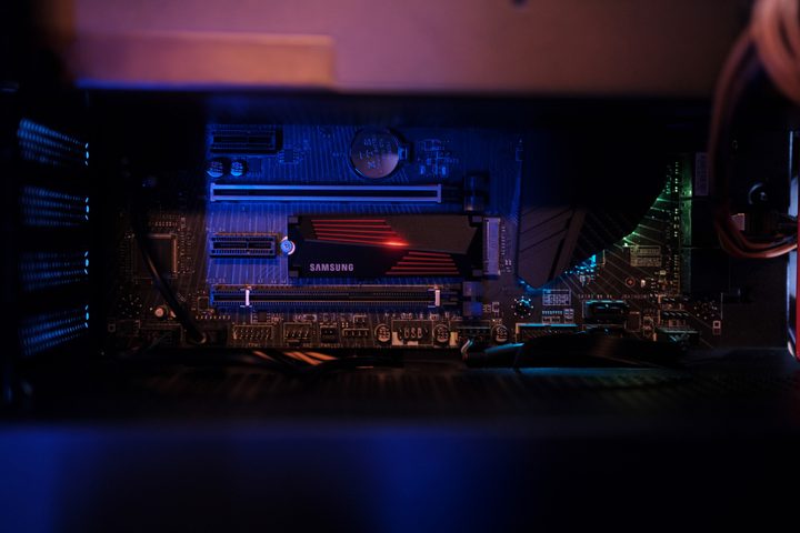 The Samsung Pro 990 Heatsink model.