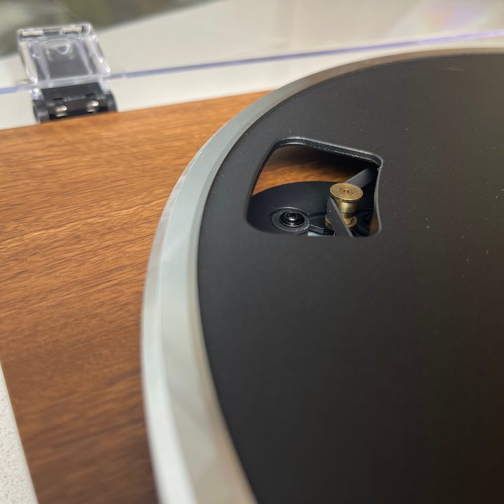 rubber belt settled into the motor spindle on a monoprice monolith turntable
