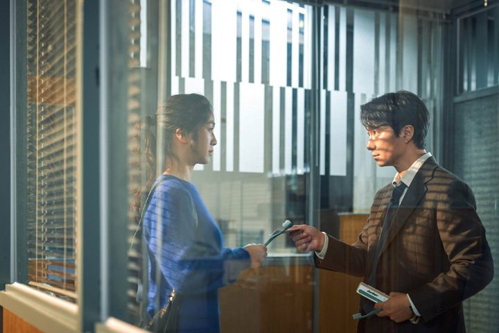 Park Hae-il passes a note to Tang Wei in Park Chan-wook's Decision to Leave.