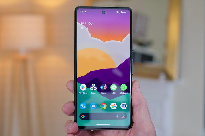 The Google Pixel 7's screen, held in a man's hand.