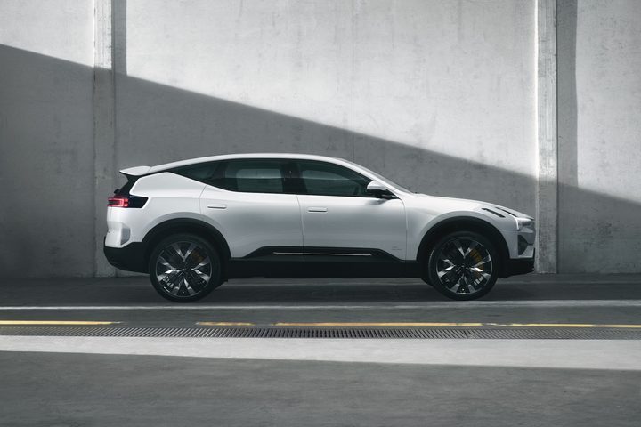 Profile view of the Polestar 3.