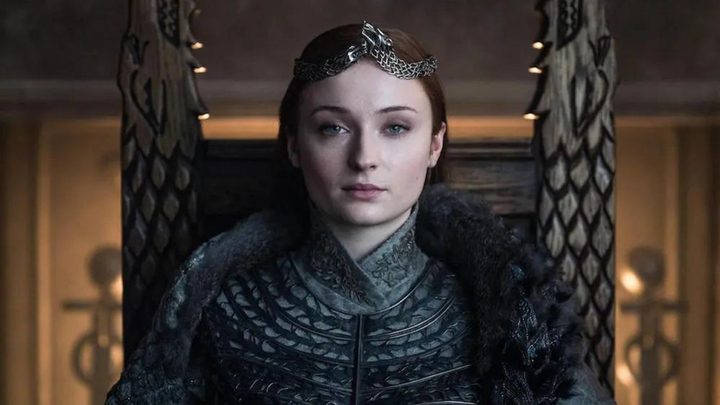 Sansa wearing a Stark crown and looking to the camera in Game of Thrones.