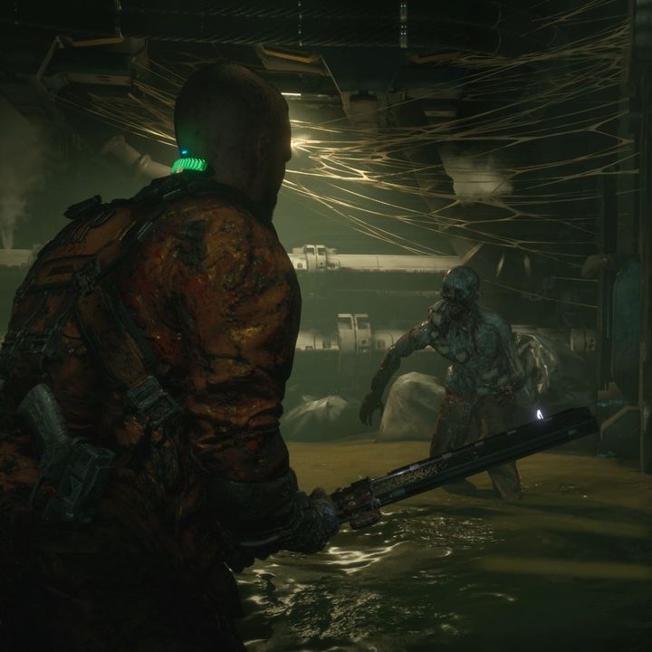 Jacob Lee fights an enemy in a water treatment facility in The Callisto Protocol.