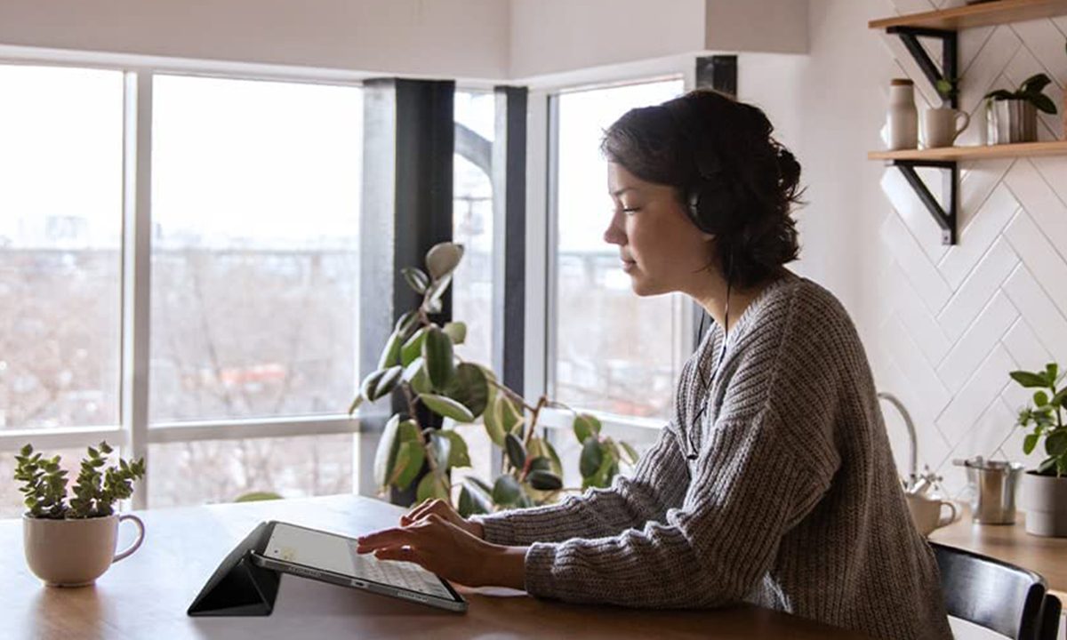Woman using an iPad Pro 11-inch feat image.