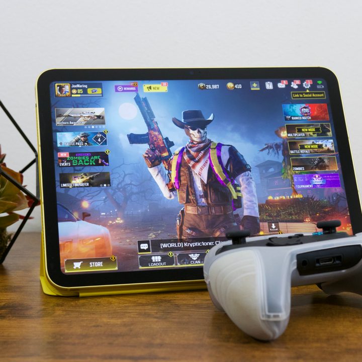 Call of Duty: Mobile on the iPad (2022).