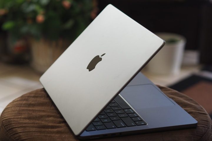 Apple MacBook Pro seen from the side.