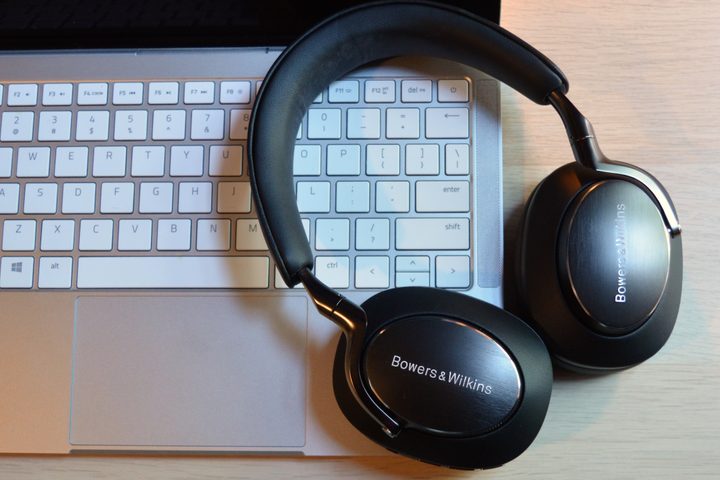 Bowers & Wilkins Px8 beside a laptop.