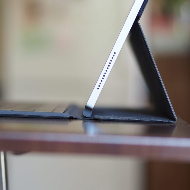 Dell XPS 13 2-in-1 side view showing edges.