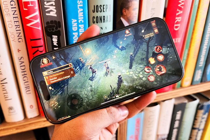 Playing Dianlo Immortal on iPhone 14 Pro
