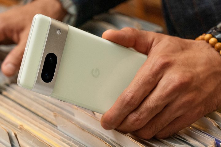 Someone holding a Lemongrass Google Pixel 7.