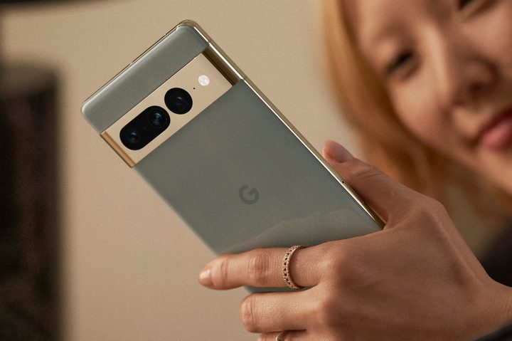 Someone holding a green Pixel 7 Pro.