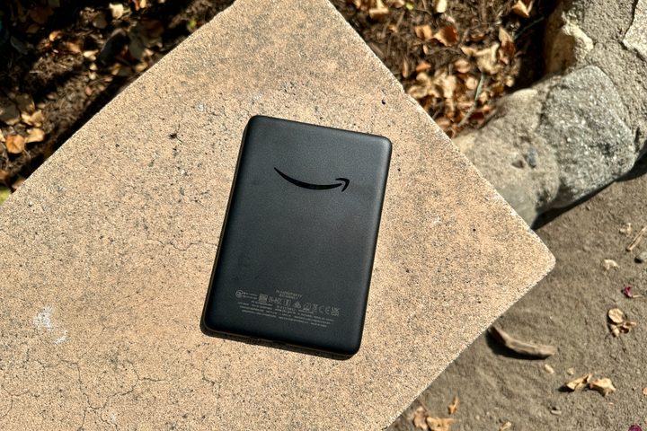Amazon Kindle (2022) back