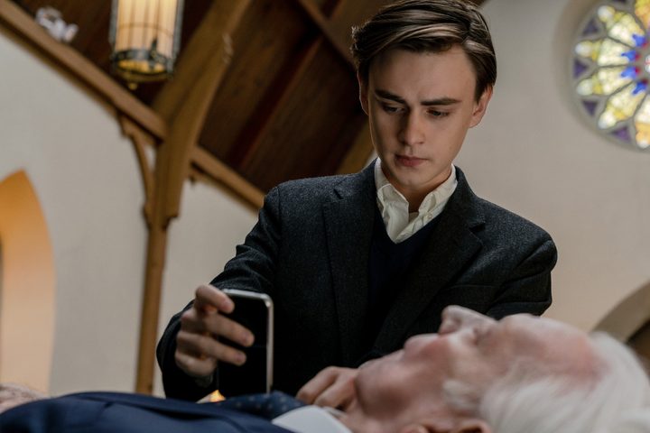 Craig takes a phone from a corpse in Mr. Harrigan's Phone.