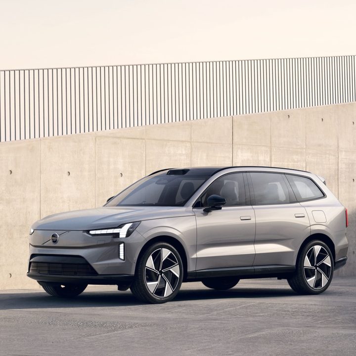 Front three quarter view of the 2024 Volvo EX90.