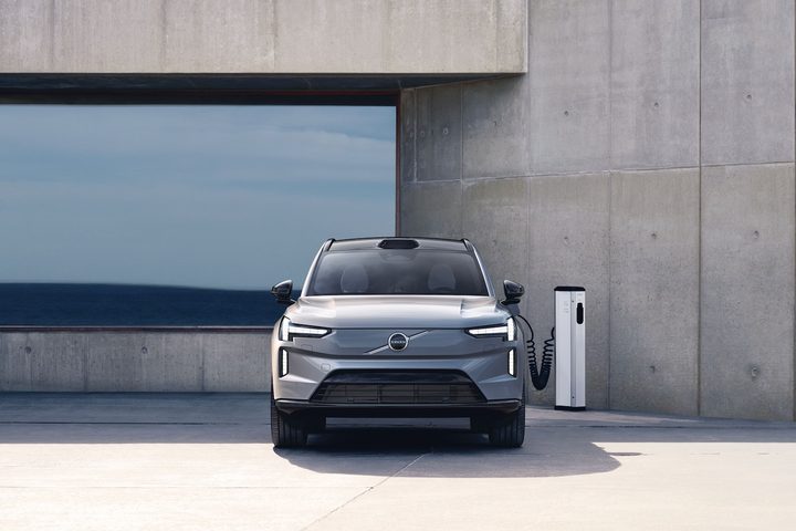 Front view of the 2024 Volvo EX90.