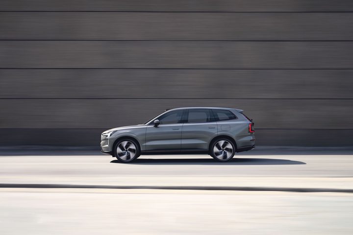 Profile view of the 2024 Volvo EX90.