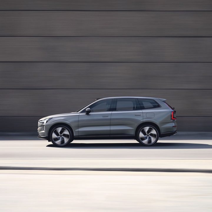 Profile view of the 2024 Volvo EX90.