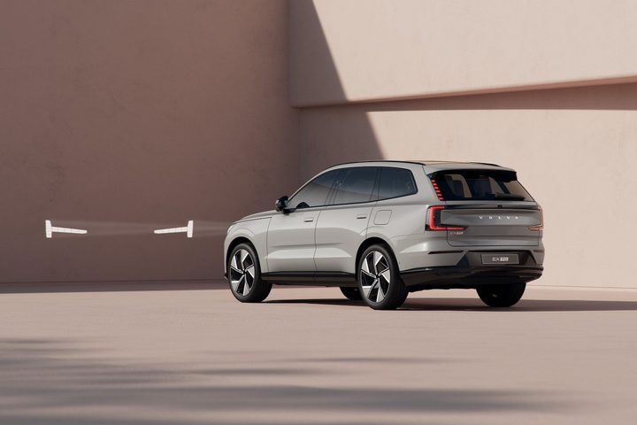 Rear three quarter view of the 2024 Volvo EX90.