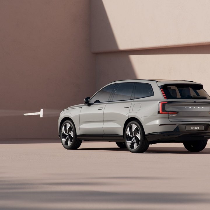 Rear three quarter view of the 2024 Volvo EX90.