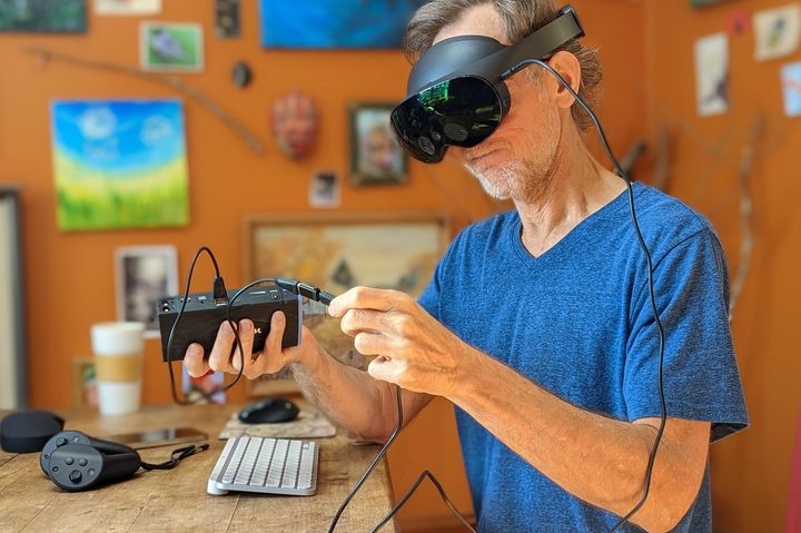 Alan Truly tries to power a Quest Pro with an ancient battery pack.