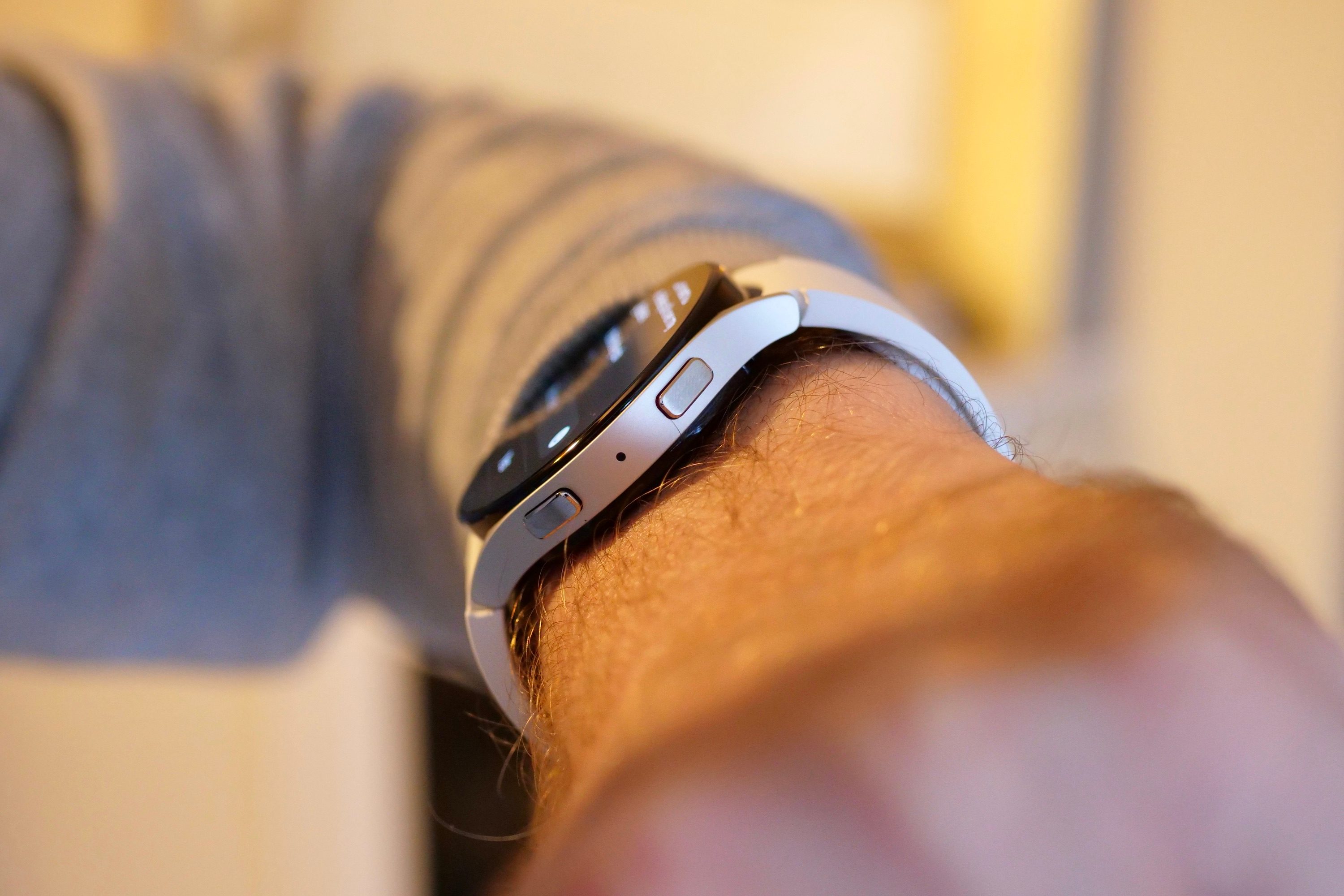 The side of the Galaxy Watch 5.