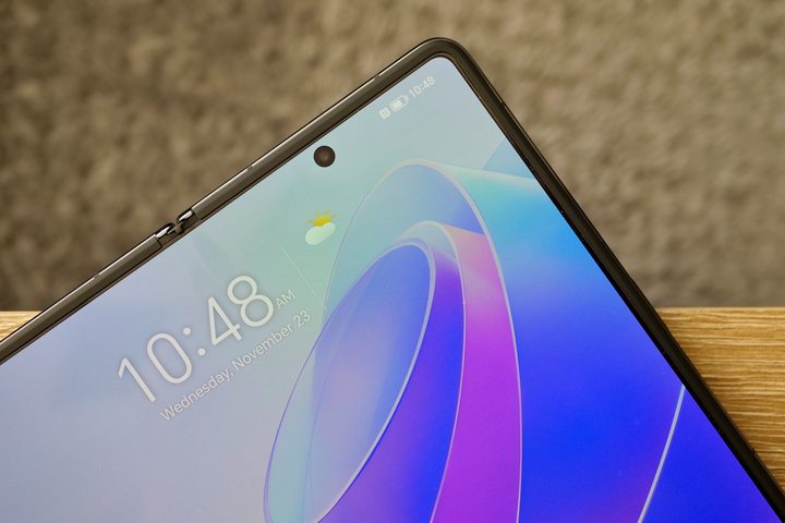 The Honor Magic Vs's open screen and bezel.