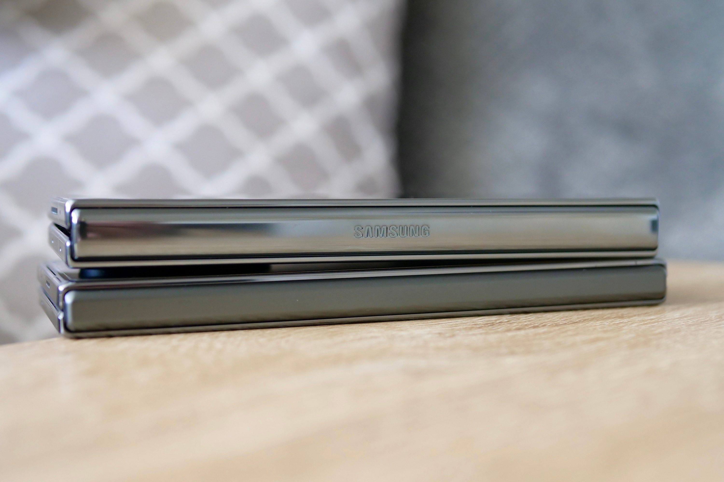 The Honor Magic Vs and the Galaxy Z Fold 4 hinges seen from the side.