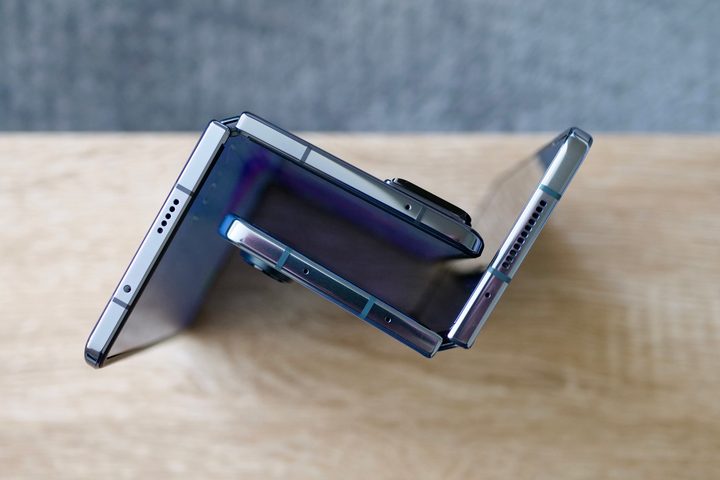 The Honor Magic Vs and the Galaxy Z Fold 4 seen from the top.