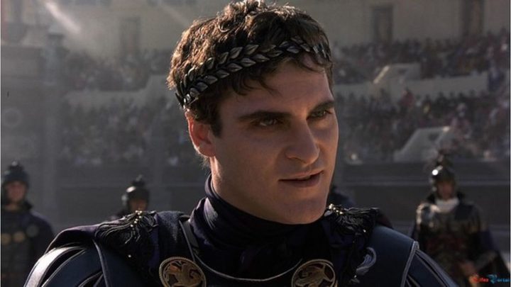 Joaquin Phoenix as Commodus squinting while looking at something off-camera in Gladiator.