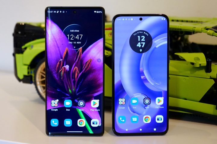 The Motorola Edge 30 Ultra and Edge 30 Neo's screens.