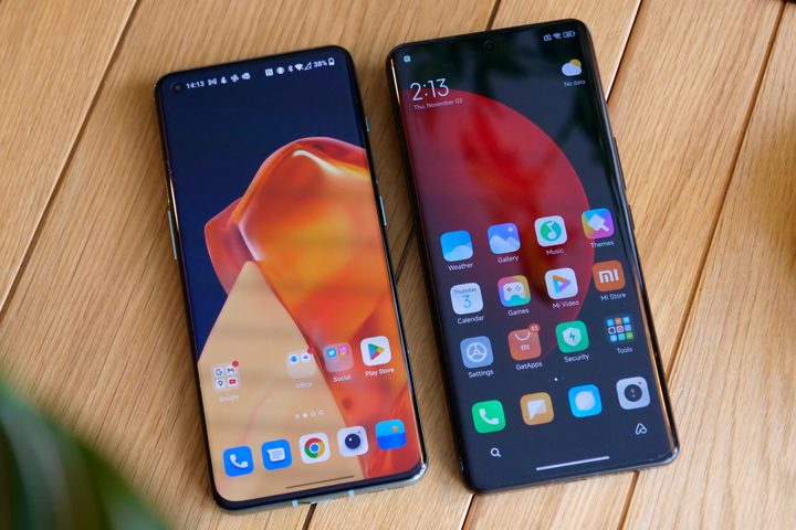 The OnePlus 10 Pro and the Xiaomi 12S Ultra screens.