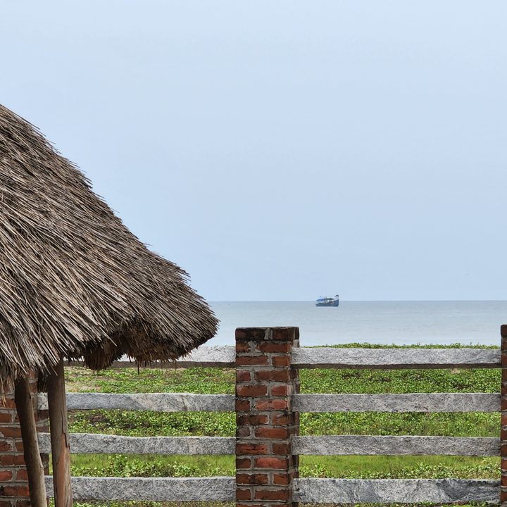 Thaw hut and wooden boundary in front of a sea front captured with the Samsung Galaxy S22 Ultra.
