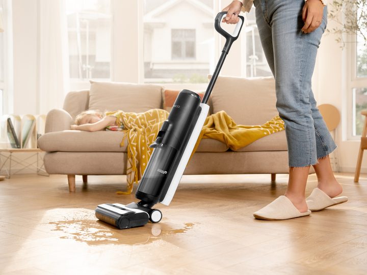 Tineco FLOOR ONE S5 cleaning a wet spill on the floor in one go.