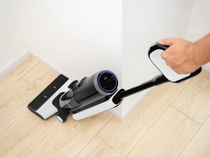 Tineco FLOOR ONE S5 cleaning in the corner and under baseboards.