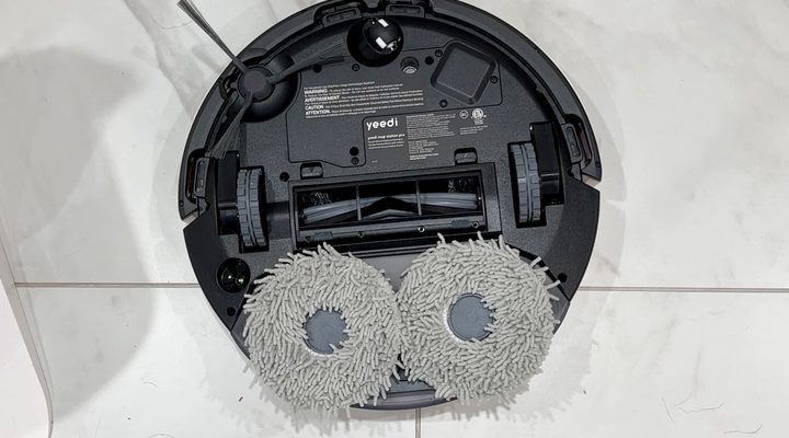 Wolly microfibre pads on the underside of the robot.