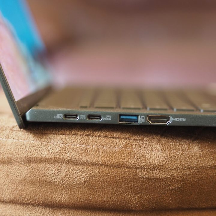 Acer Swift Edge side view showing edge and lid.