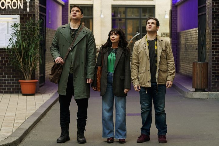 Three people look up in Pitch Perfect: Bumper in Berlin.